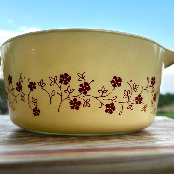 Vintage Pyrex Trailing Flowers 2.5 Quart Round Casserole Dish Vintage Pyrex - Picture 8 of 9